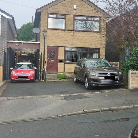 Four Bedroom Beauty In The Heart Of Kirkstall- Perfect For Long Stays بيت للعطل