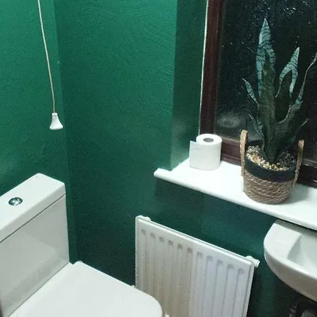 Four Bedroom Beauty In The Heart Of Kirkstall- Perfect For Long Stays بيت للعطل *
