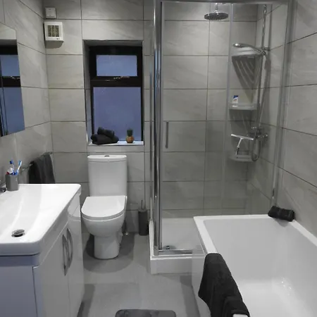 Four Bedroom Beauty In The Heart Of Kirkstall- Perfect For Long Stays بيت للعطل *