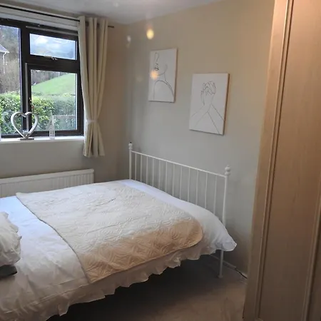 Four Bedroom Beauty In The Heart Of Kirkstall- Perfect For Long Stays بيت للعطل