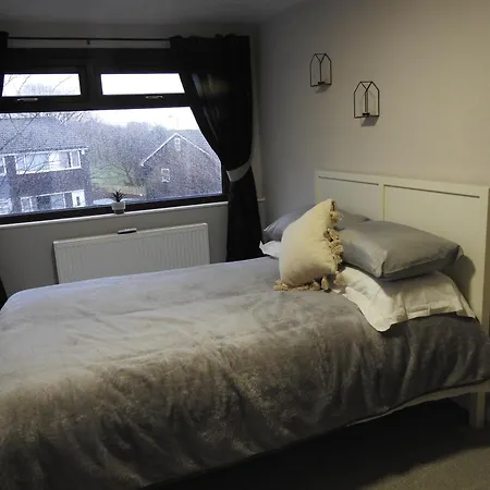 Four Bedroom Beauty In The Heart Of Kirkstall- Perfect For Long Stays * ليدز