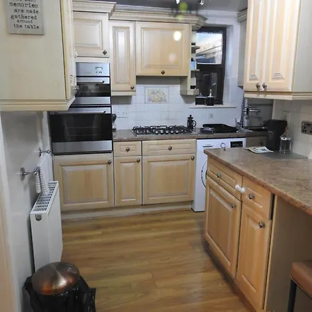 Four Bedroom Beauty In The Heart Of Kirkstall- Perfect For Long Stays بيت للعطل