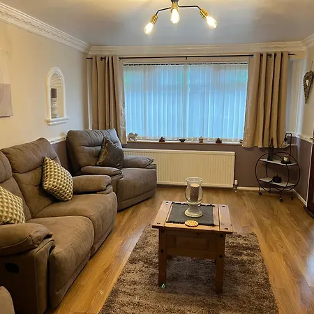 Four Bedroom Beauty In The Heart Of Kirkstall- Perfect For Long Stays بيت للعطل *